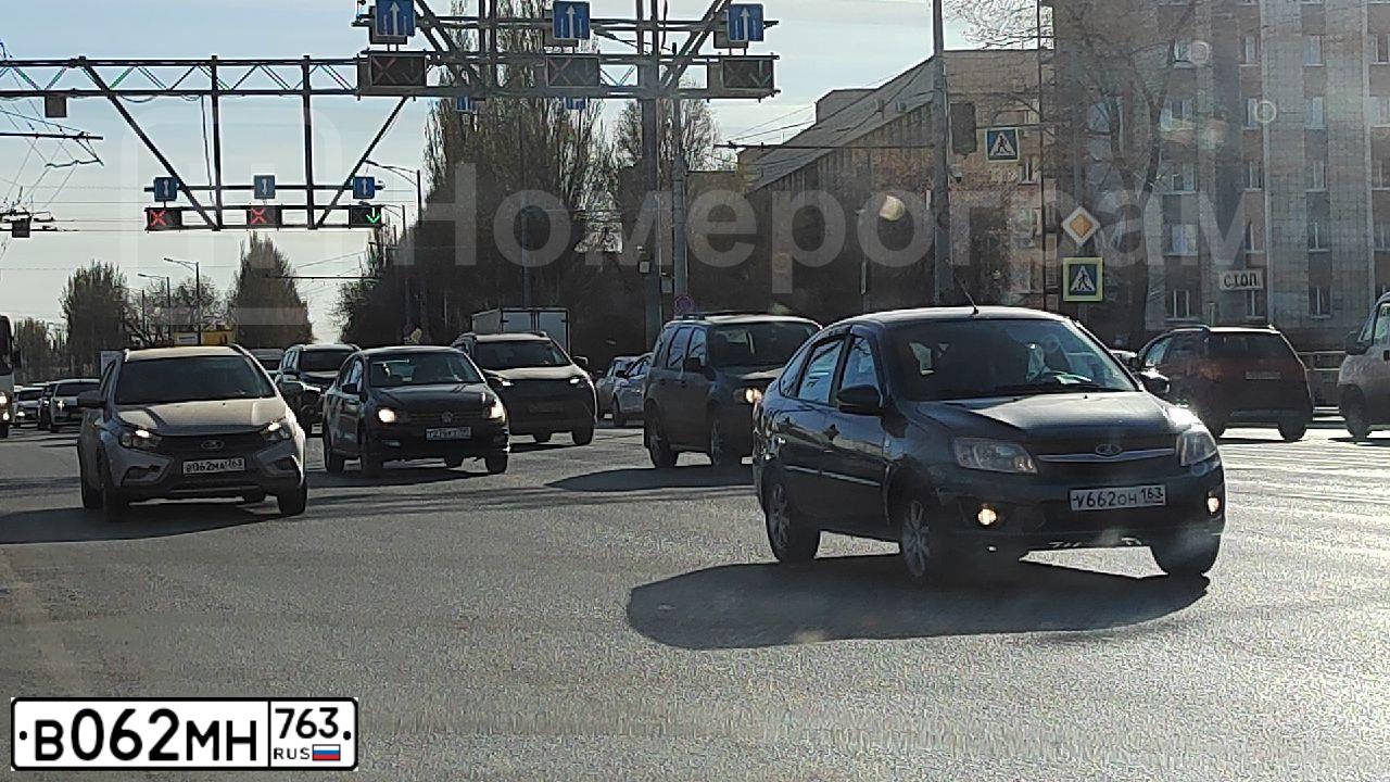 Фото автомобиля LADA 2121 NIVA, 2011 — госномер М002ОУ63. Цвет: ЯРКО-БЕЛЫЙ