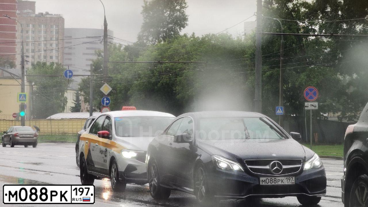 Фото автомобиля MERCEDES E-KLASSE, 2015 — госномер М088РК197. Цвет: СИНИЙ