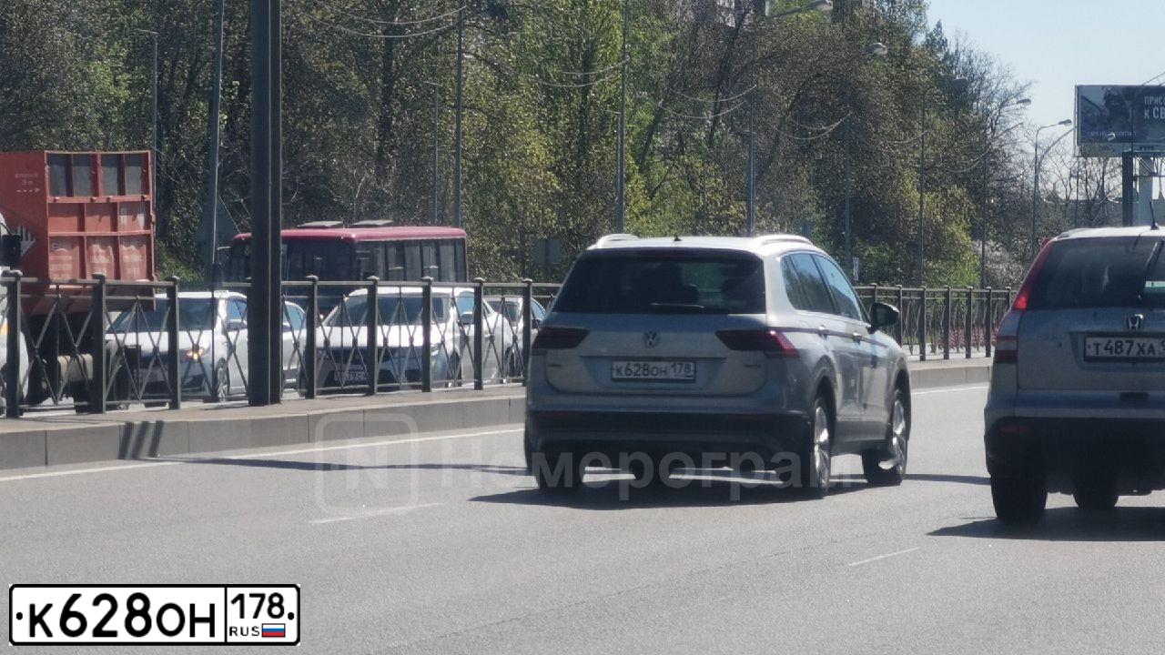 Фото автомобиля VOLKSWAGEN TIGUAN, 2011 — госномер К628ОН178. Цвет: Серебристо-Желтый