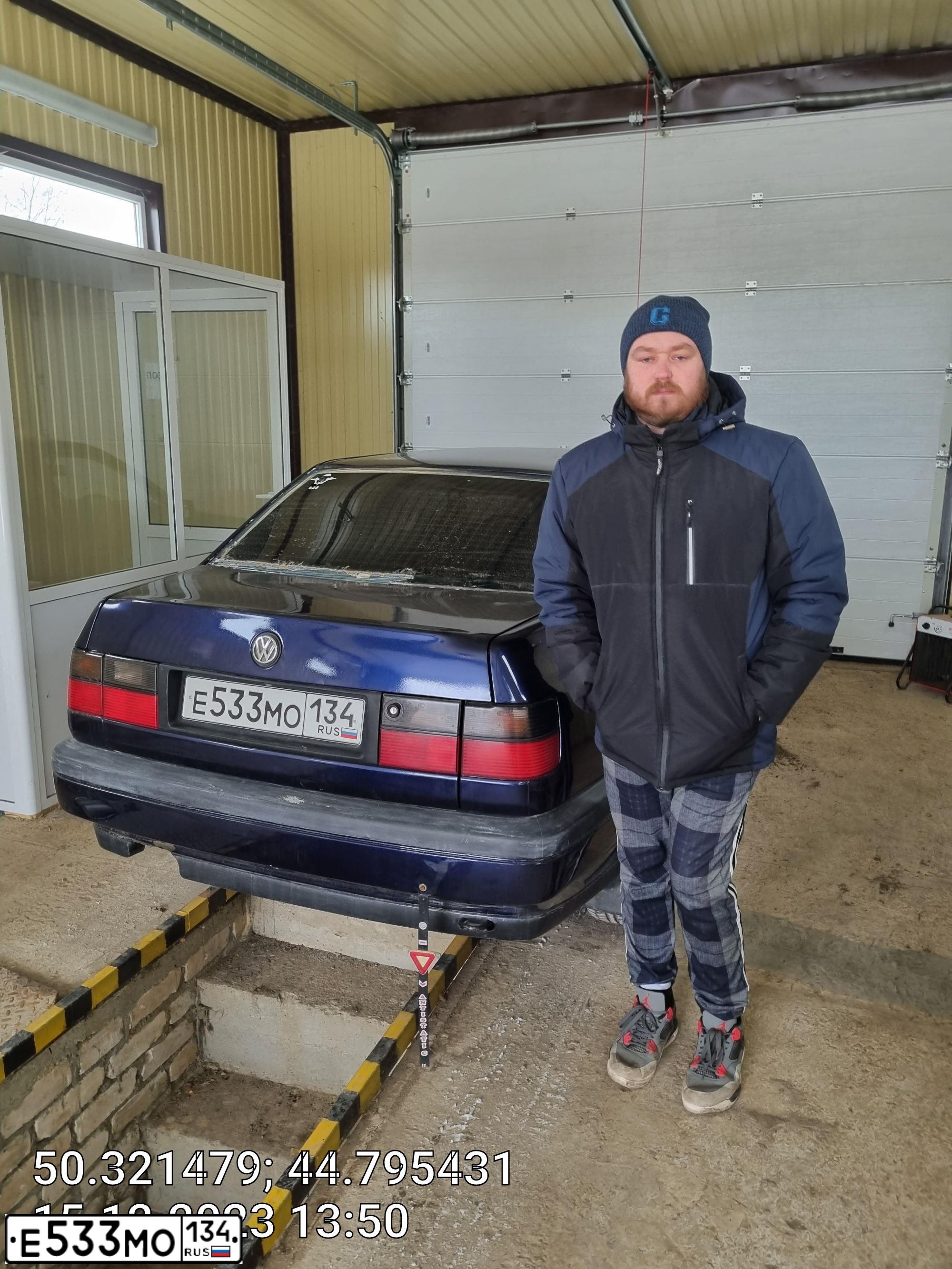 Фото автомобиля VOLKSWAGEN VENTO, 1997 — госномер Е533МО134. Цвет: синий