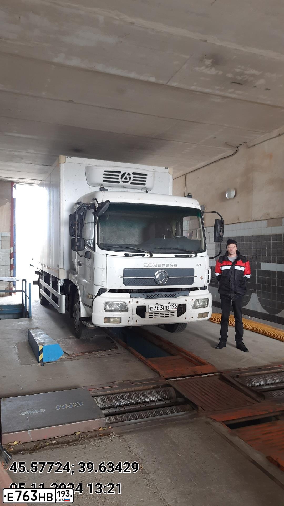Фото автомобиля DONGFENG DFL-SERIE, 2017 — госномер Е763НВ193. Цвет: БЕЛЫЙ