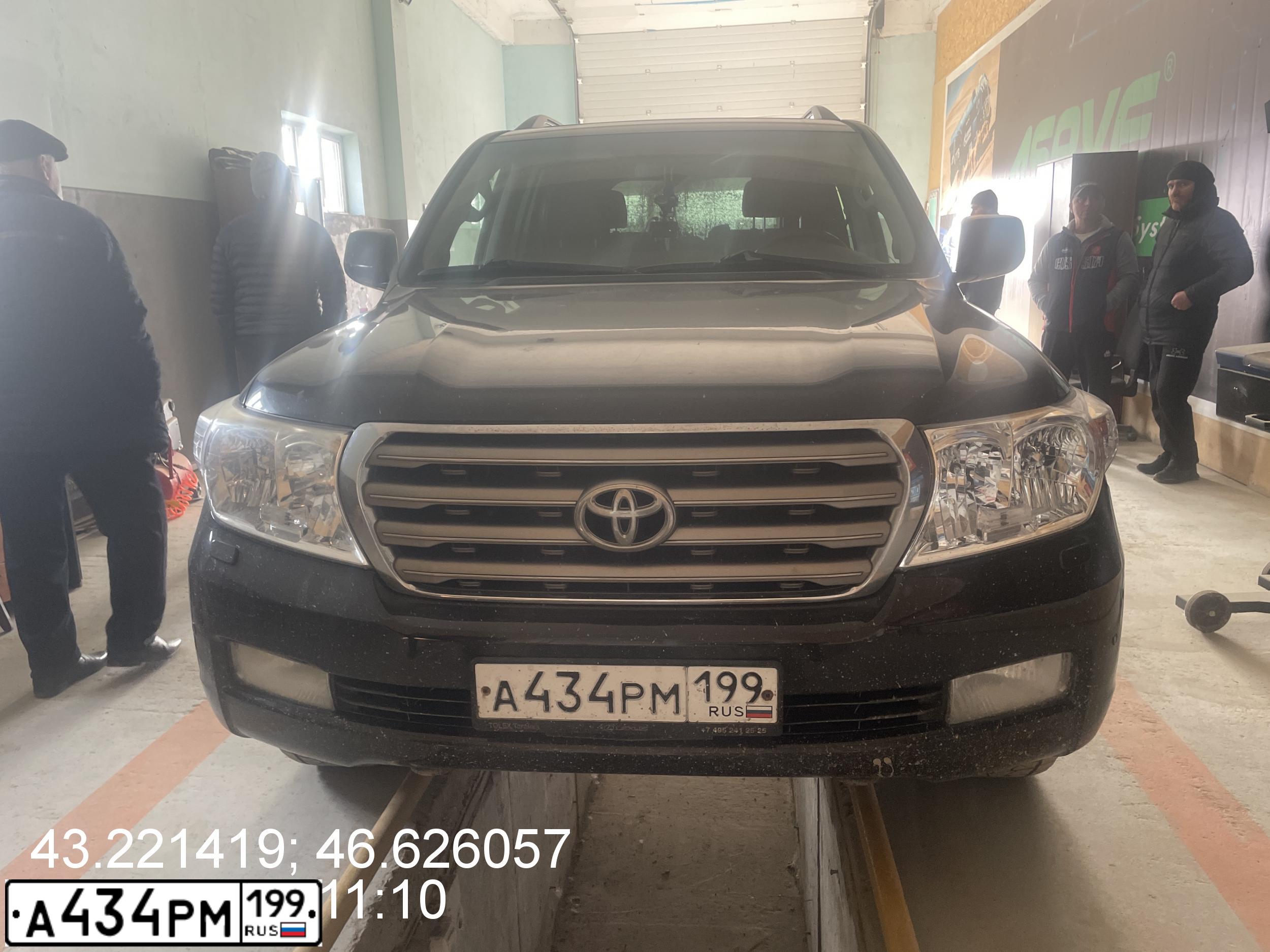 Фото автомобиля TOYOTA LANDCRUISER 200, 2008 — госномер Т949ЕА05. Цвет: ЧЕРНЫЙ