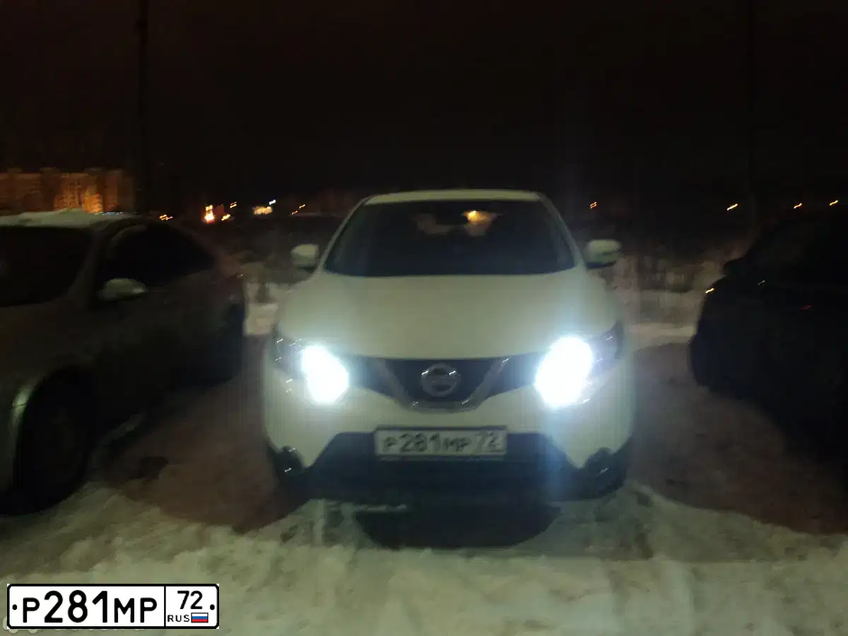 Фото автомобиля NISSAN QASHQAI, 2014 — госномер Т400ХУ55. Цвет: БЕЛЫЙ