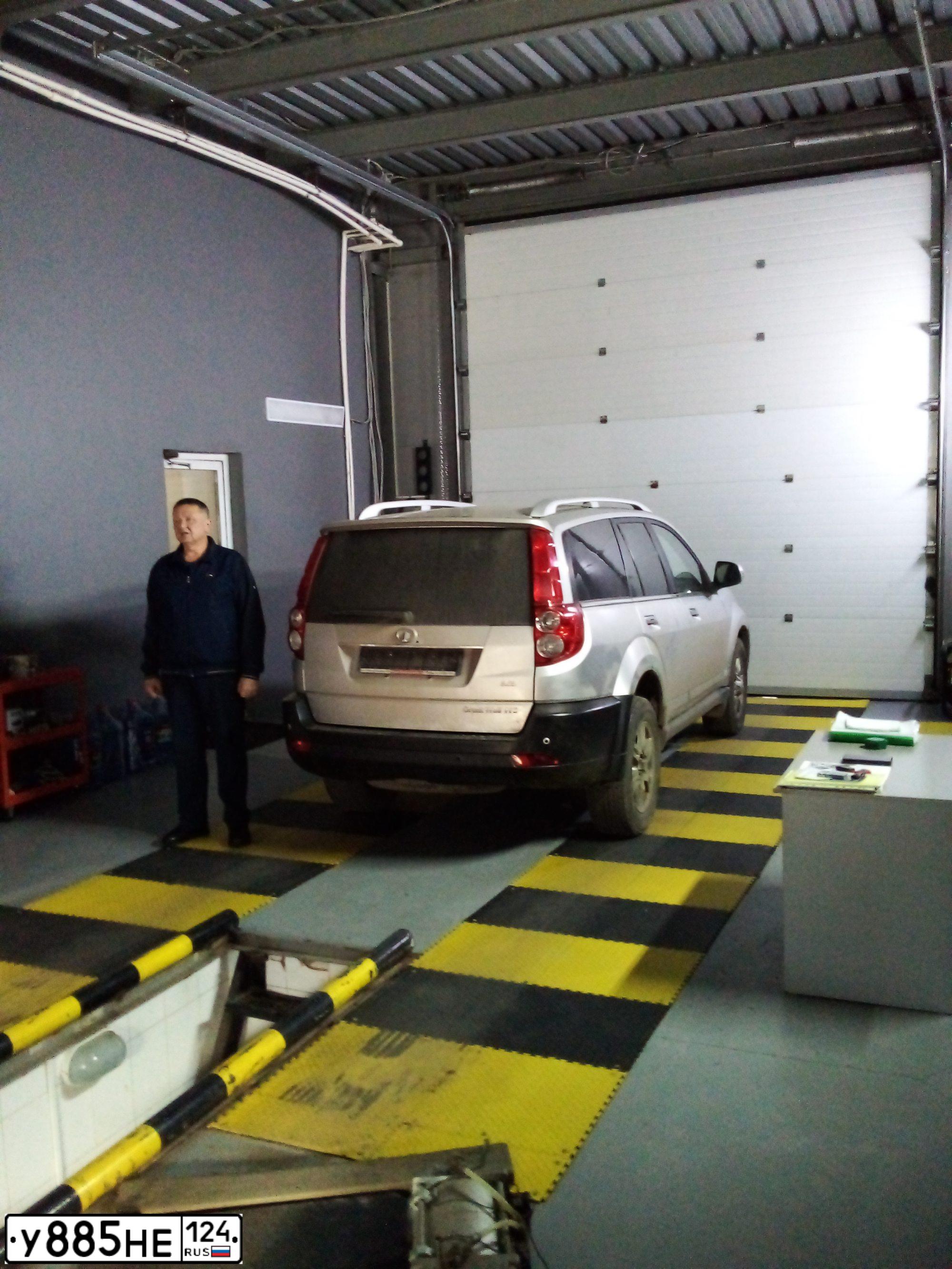 Фото автомобиля GREAT WALL HOVER, 2014 — госномер У885НЕ124. Цвет: СВЕТЛО-СЕРЫЙ