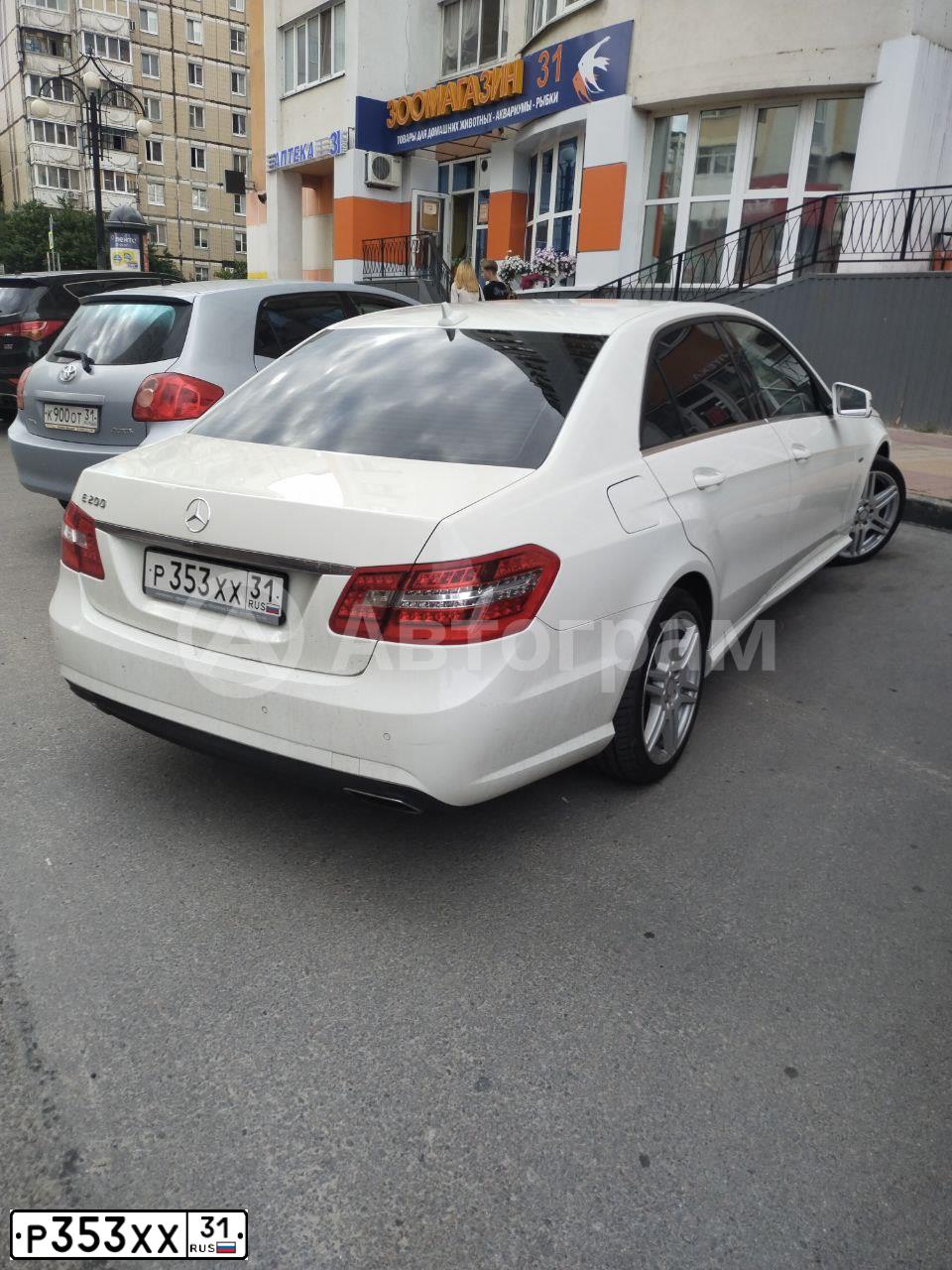 Фото автомобиля MERCEDES E-KLASSE, 2011 — госномер Р353ХХ31. Цвет: БЕЛЫЙ