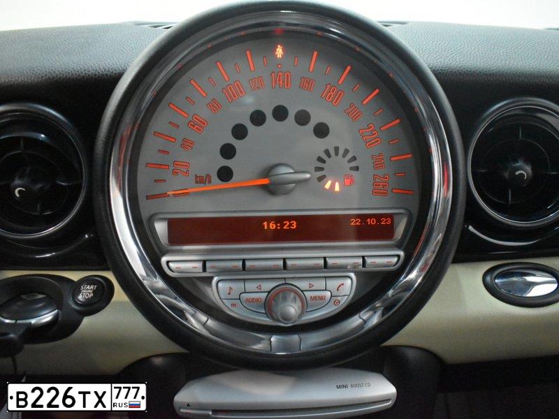 Фото автомобиля MINI MINI, 2009 — госномер М999НМ97. Цвет: Коричневый