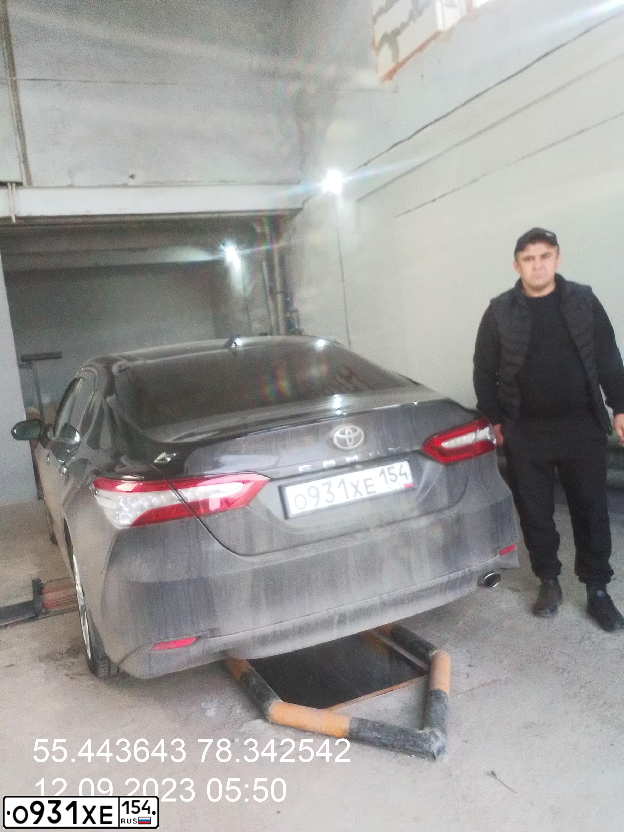 Фото автомобиля TOYOTA CAMRY, 2019 — госномер О056СО154. Цвет: ЧЕРНЫЙ МЕТАЛЛИК