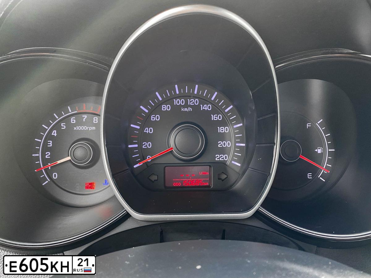 Фото автомобиля KIA RIO, 2013 — госномер М974РХ21. Цвет: СЕРЫЙ