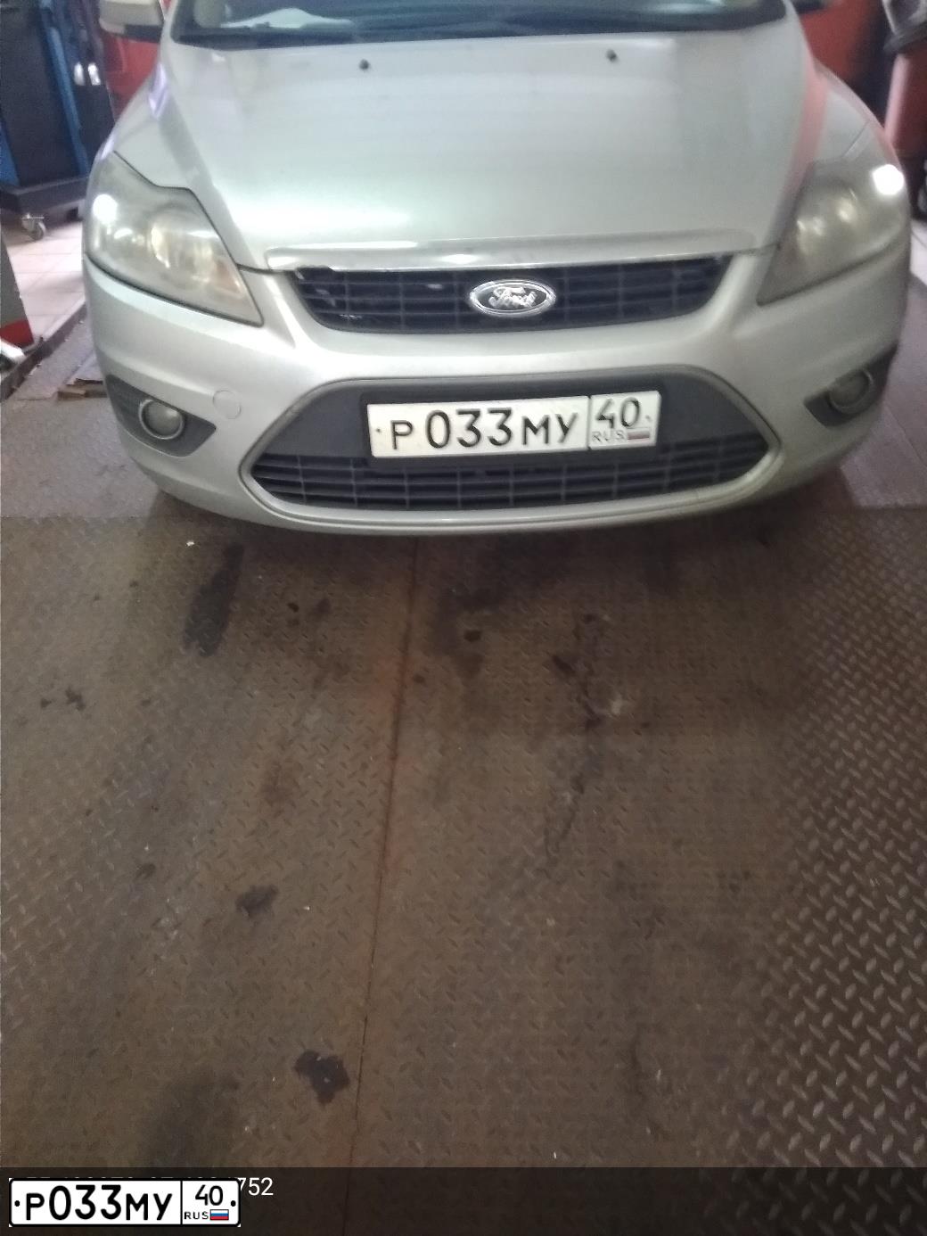 Фото автомобиля FORD FOCUS, 2008 — госномер Р033МУ40. Цвет: Серебристый