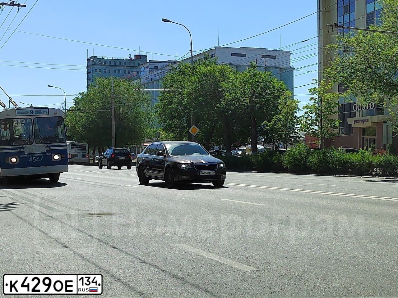 Фото автомобиля SKODA SUPERB, 2010 — госномер К429ОЕ134. Цвет: Коричневый