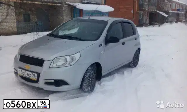 Фото автомобиля CHEVROLET AVEO, 2009 — госномер О560ВХ96. Цвет: СЕРЕБРИСТЫЙ