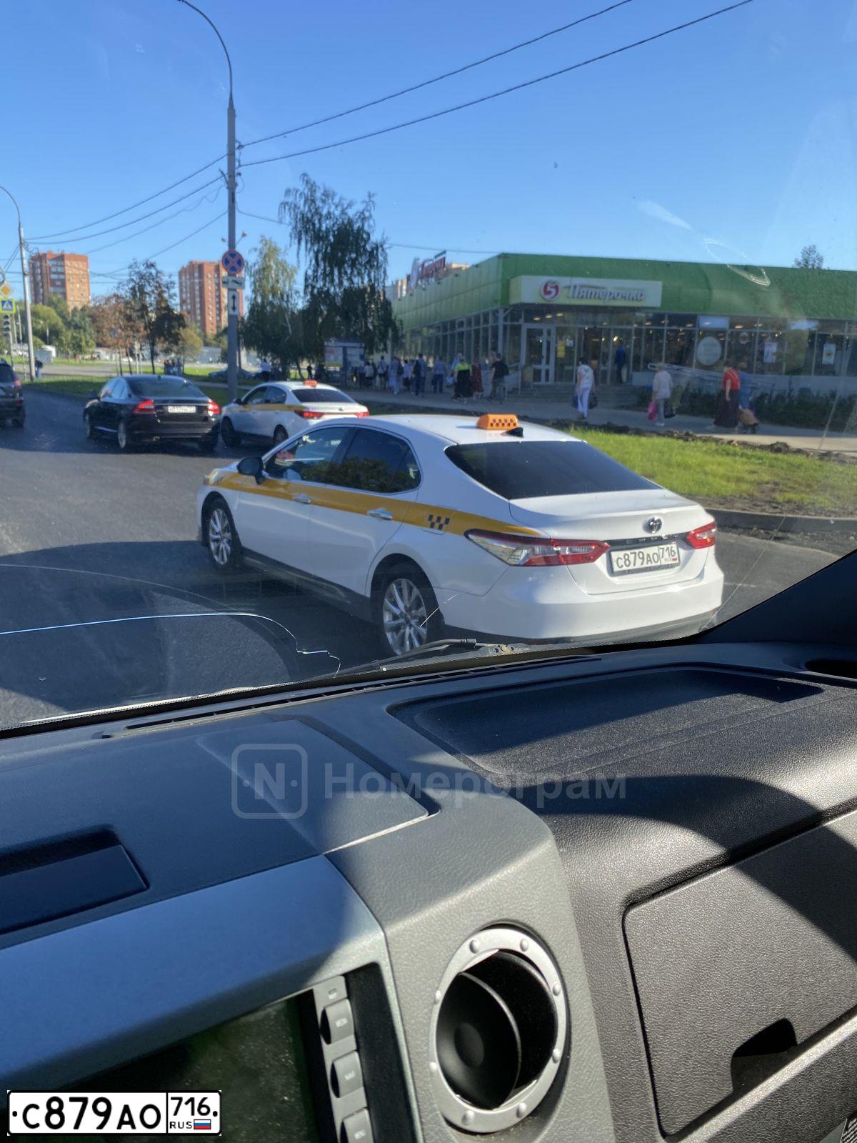 Фото автомобиля TOYOTA CAMRY, 2021 — госномер С879АО716. Цвет: БЕЛЫЙ ЖЕЛТЫЙ СЕРЫЙ