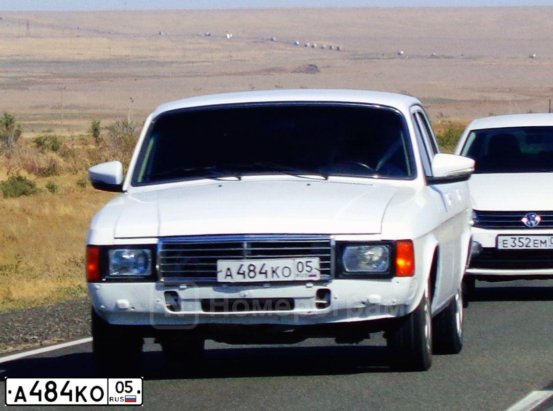 Фото автомобиля GAZ 3102 WOLGA, 2008 — госномер А484КО05. Цвет: Белый