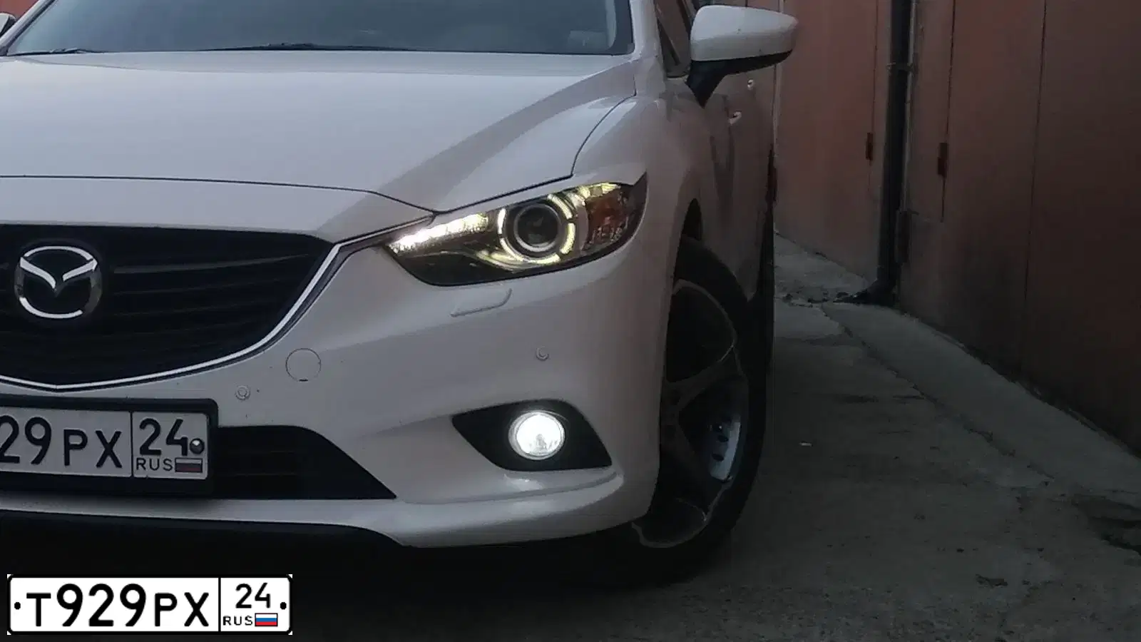 Фото автомобиля MAZDA 6, 2012 — госномер О400ЕК19. Цвет: Белый