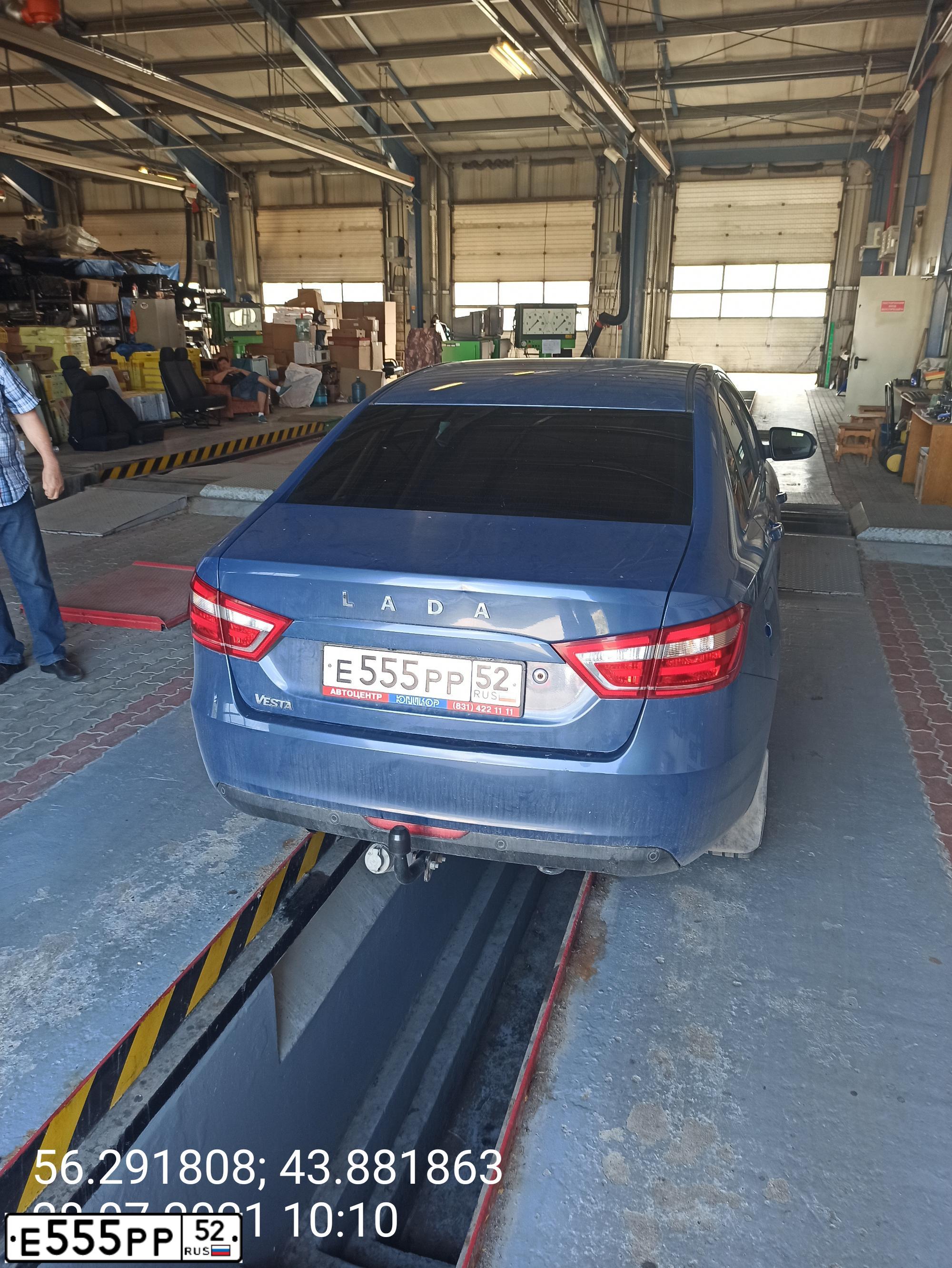 Фото автомобиля AUDI A4, 1999 — госномер Х562СР64. Цвет: СЕРЕБРИСТЫЙ