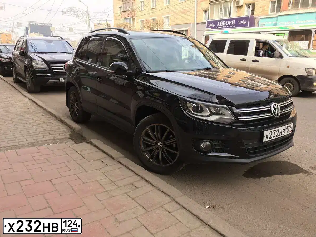Фото автомобиля VOLKSWAGEN TIGUAN, 2015 — госномер Х232НВ124. Цвет: ЧЕРНЫЙ