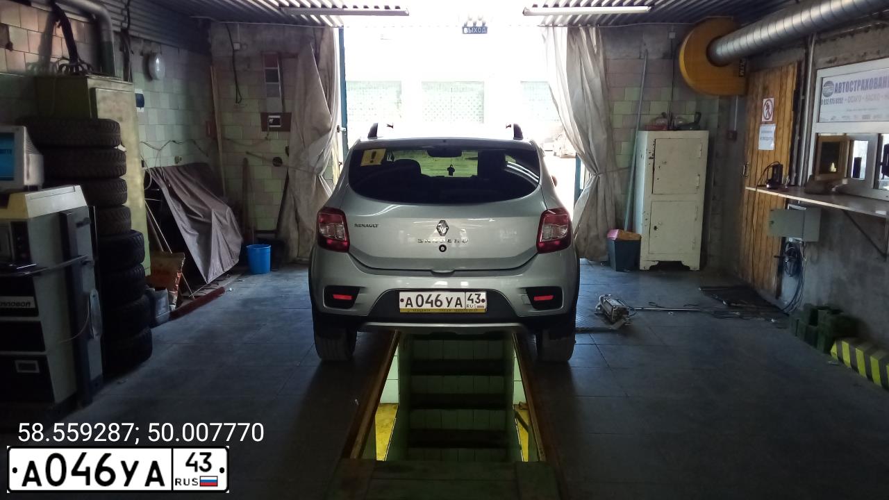 Фото автомобиля RENAULT SANDERO, 2017 — госномер А046УА43. Цвет: СВЕТЛО-СЕРЫЙ
