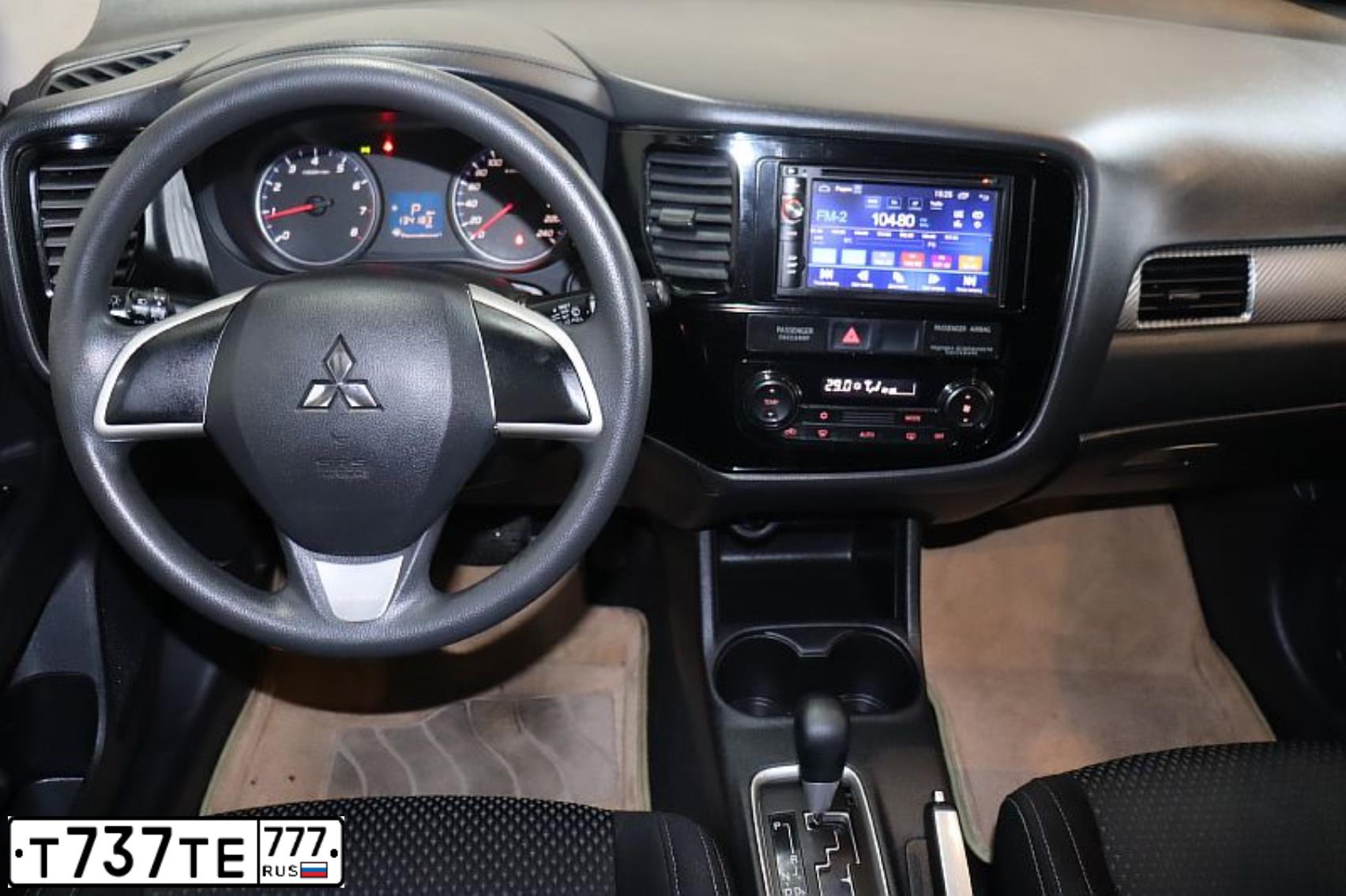 Фото автомобиля MITSUBISHI OUTLANDER, 2016 — госномер Т737ТЕ777. Цвет: Белый