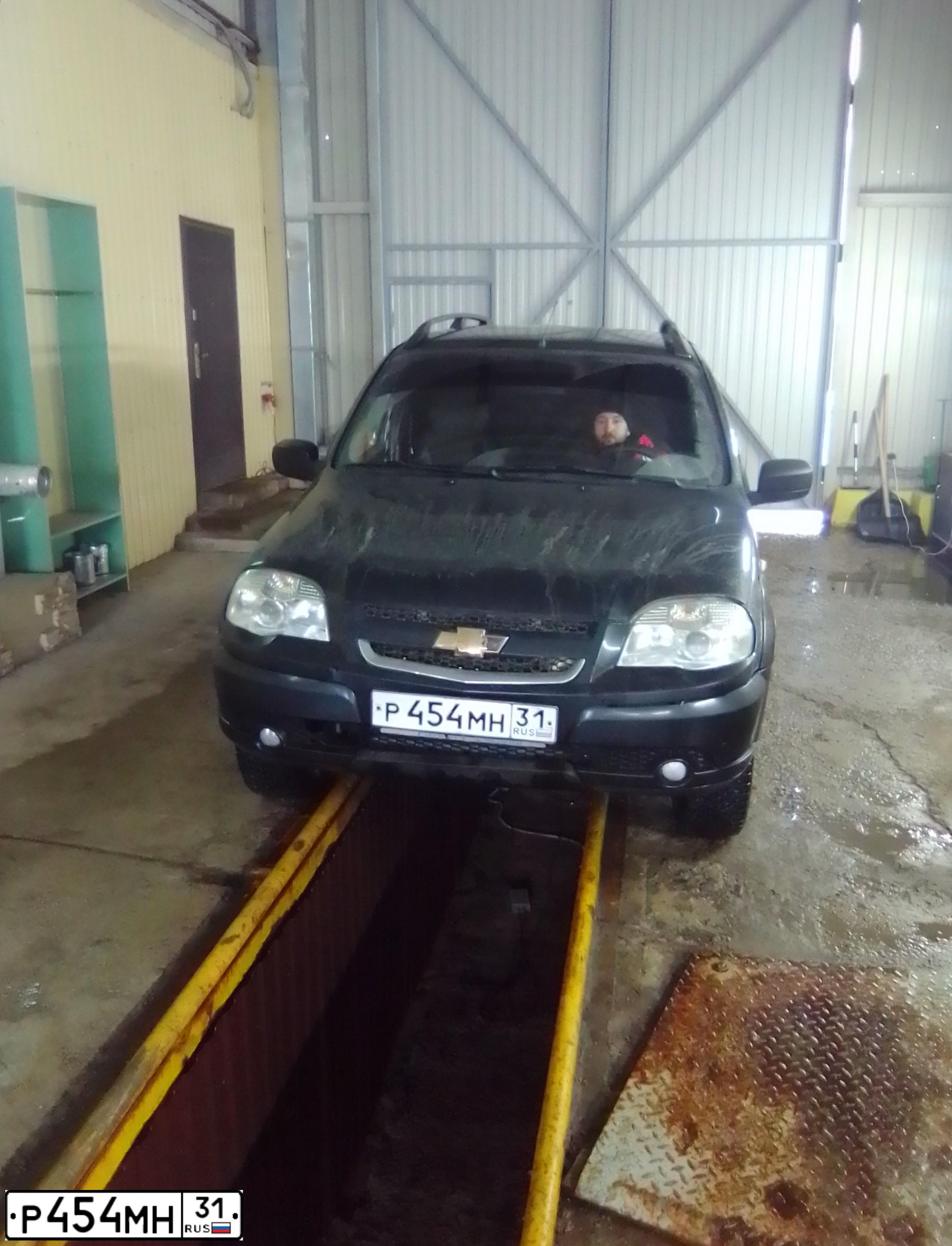 Фото автомобиля CHEVROLET NIVA, 2011 — госномер Р454МН31. Цвет: Черно-синий металлик