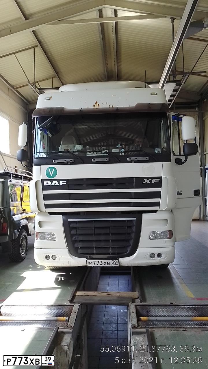 Фото автомобиля DAF XF 105 FT /4X2/, 2007 — госномер Р773ХВ39. Цвет: Белый