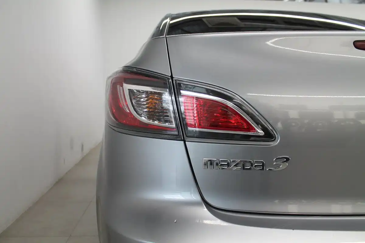 Фото автомобиля MAZDA A 3, 2012 — госномер Н495УУ196. Цвет: Серебристый