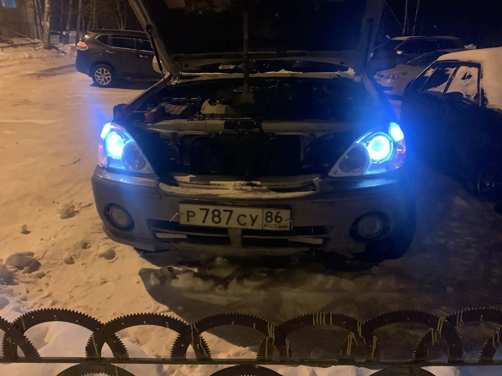 Фото автомобиля HYUNDAI TERRACAN, 2004 — госномер Р787СУ86. Цвет: Серебристый