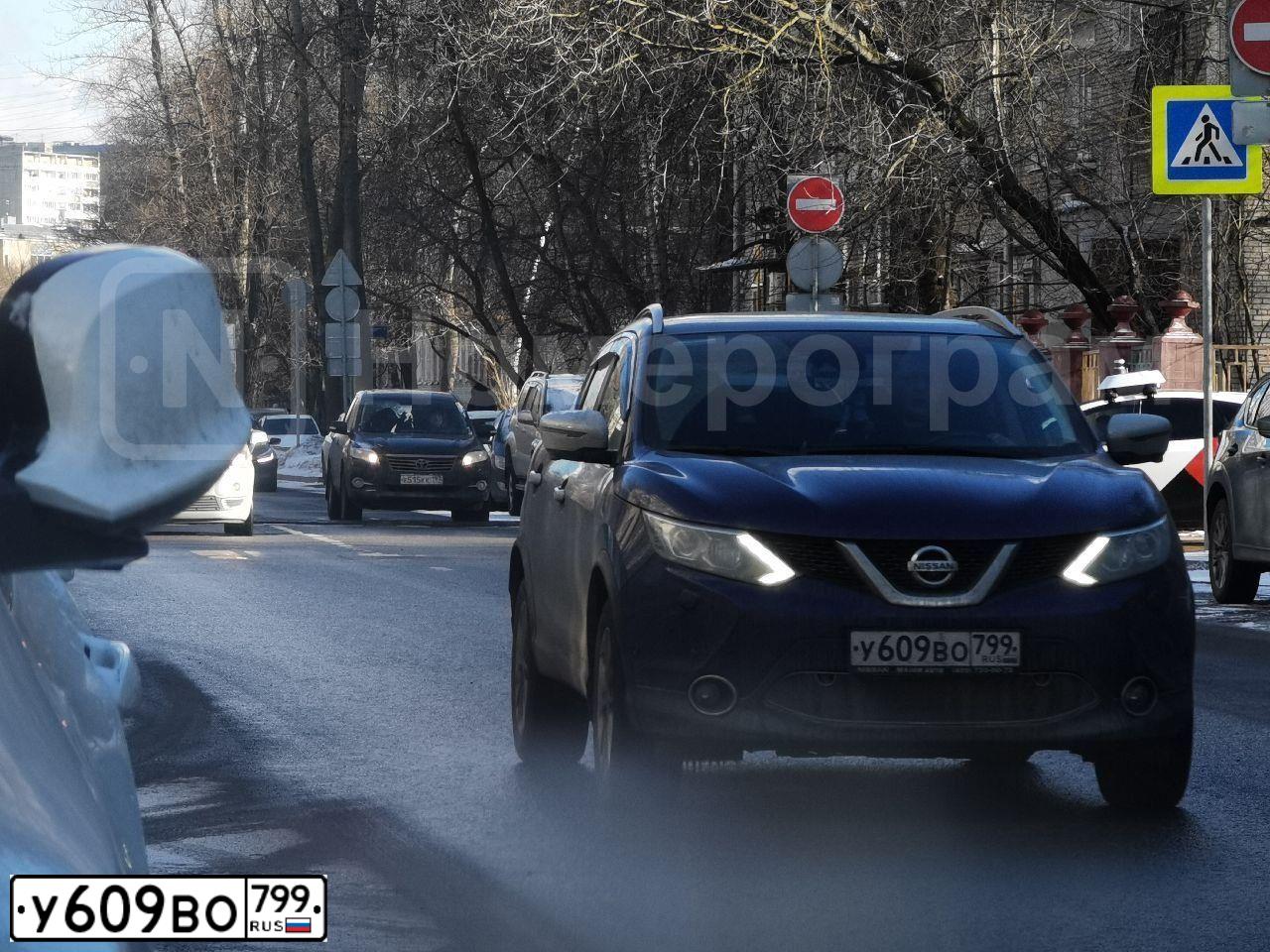 Фото автомобиля NISSAN QASHQAI, 2018 — госномер В967МА790. Цвет: Темно-синий