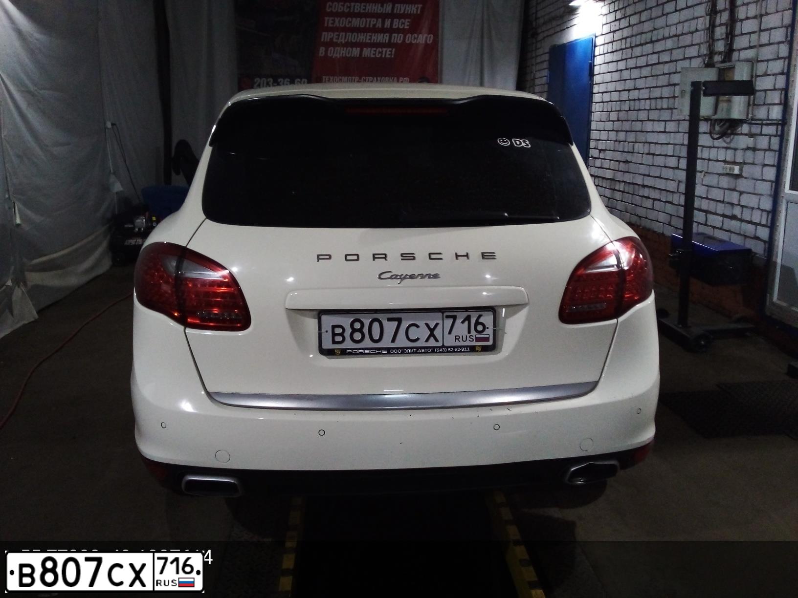 Фото автомобиля PORSCHE CAYENNE, 2010 — госномер Т888НН43. Цвет: Белый