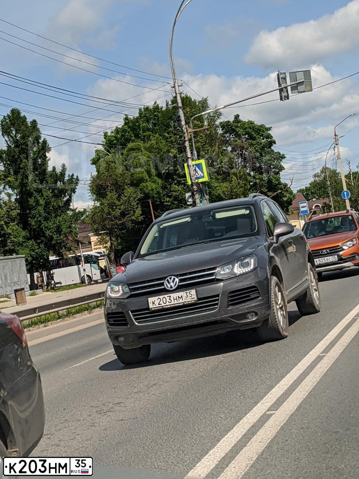 Фото автомобиля VOLKSWAGEN TOUAREG, 2011 — госномер Р777СС35. Цвет: ЧЕРНО-СЕРЫЙ