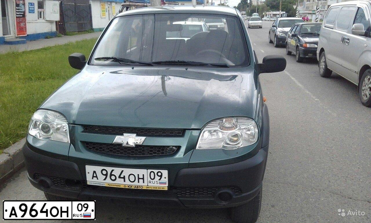 Фото автомобиля CHEVROLET NIVA, 2011 — госномер А964ОН09. Цвет: темный серо-зеленый металлик