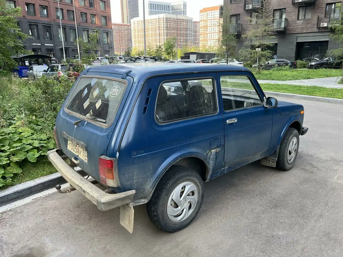 Фото автомобиля MITSUBISHI PAJERO, 1996 — госномер М400ОВ90. Цвет: СИНИЙ