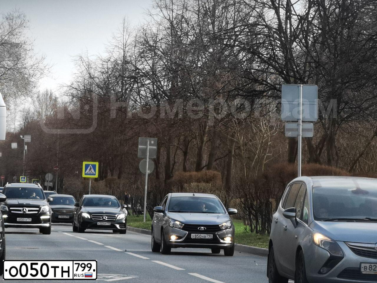 Фото автомобиля MERCEDES GL-KLASSE, 2013 — госномер О050ТН799. Цвет: ЧЕРНЫЙ