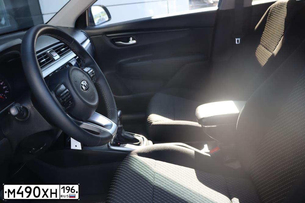 Фото автомобиля KIA RIO, 2020 — госномер Т474УЕ196. Цвет: синий