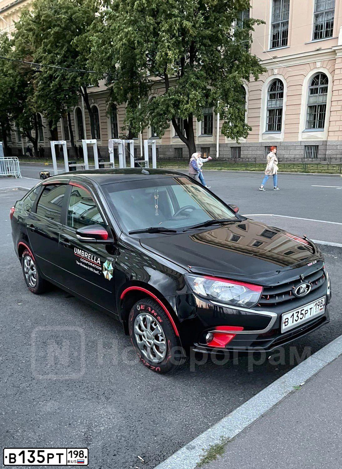 Фото автомобиля LADA 2191 GRANTA, 2019 — госномер В135РТ198. Цвет: ЧЕРНЫЙ