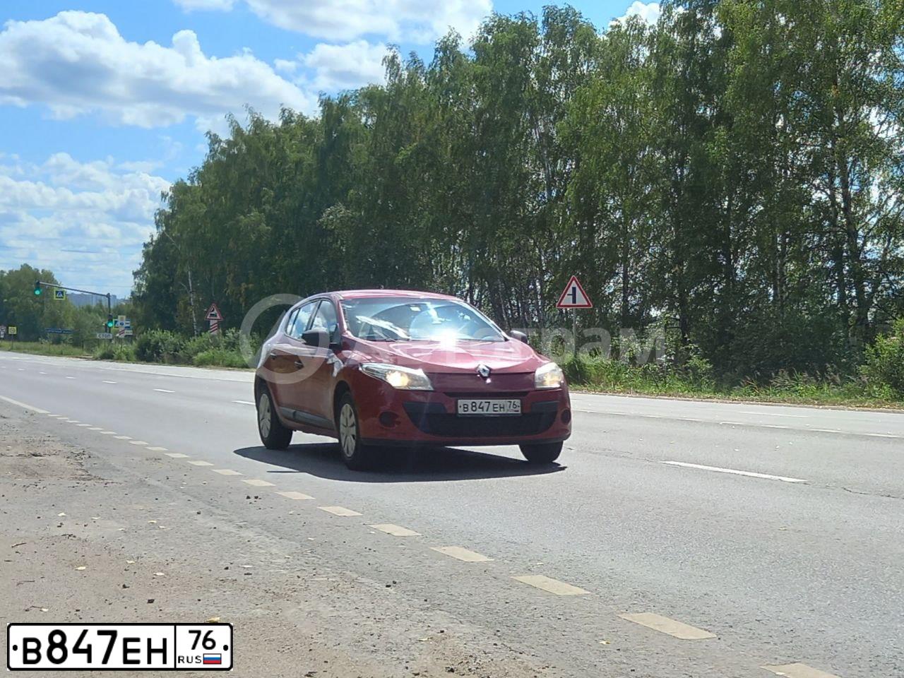 Фото автомобиля RENAULT MEGANE, 2012 — госномер В847ЕН76. Цвет: Красный