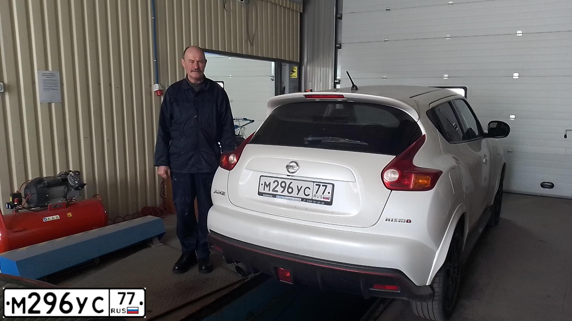 Фото автомобиля NISSAN JUKE, 2013 — госномер М296УС77. Цвет: Белый