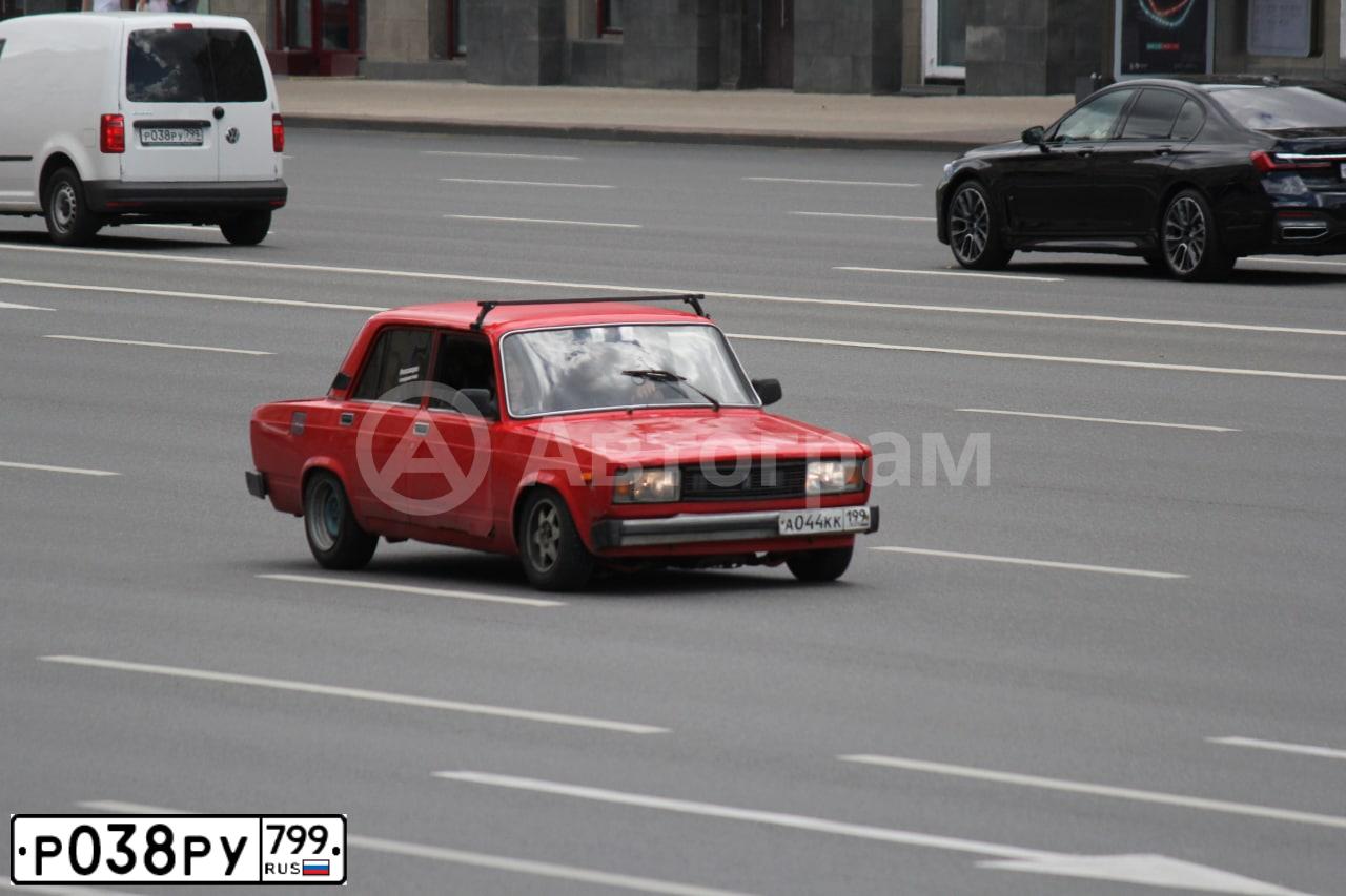 Фото автомобиля VOLKSWAGEN CADDY, 2020 — госномер Е962АК550. Цвет: ОРАНЖЕВЫЙ