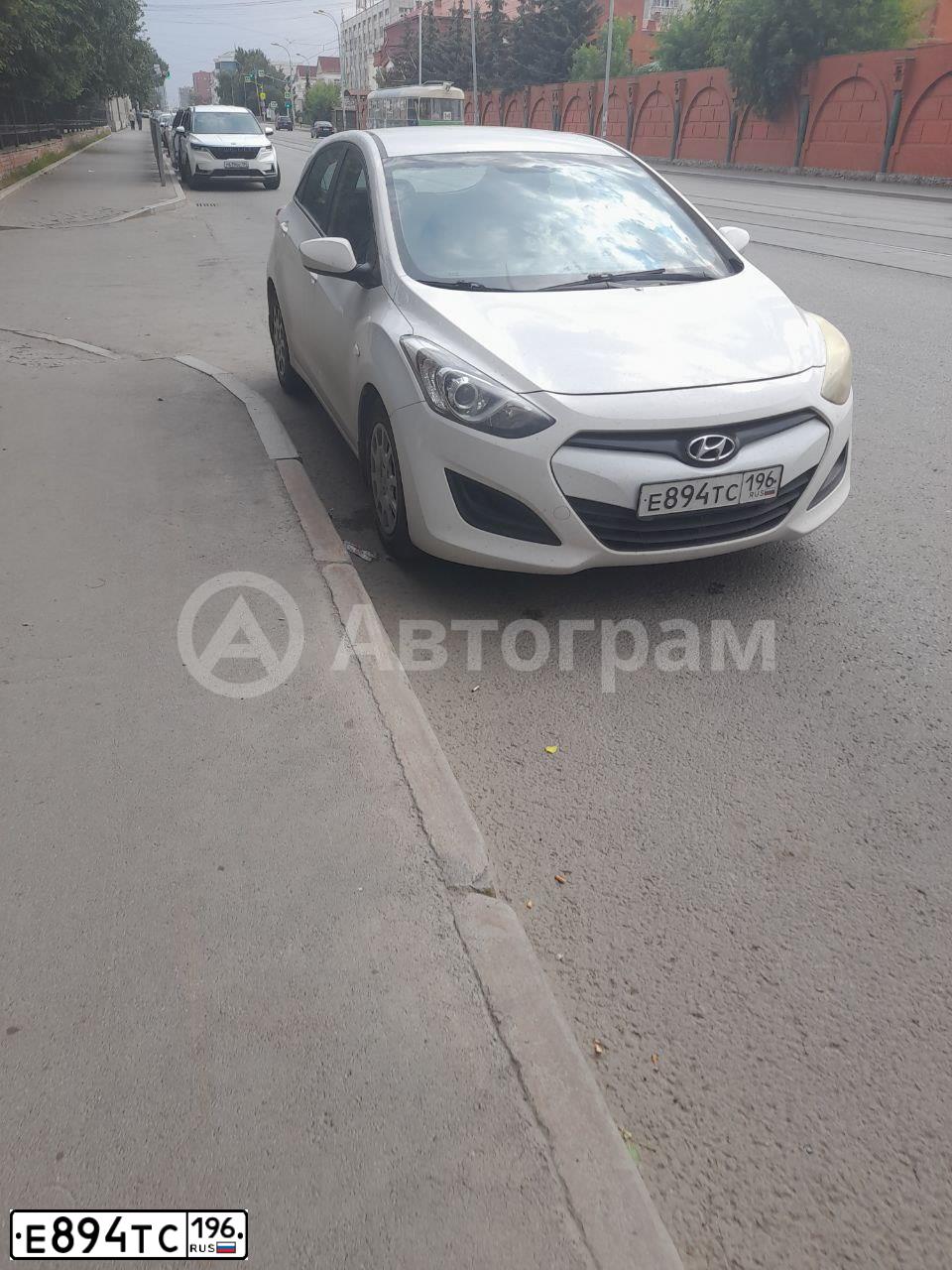 Фото автомобиля HYUNDAI I30, 2012 — госномер Е894ТС196. Цвет: Белый