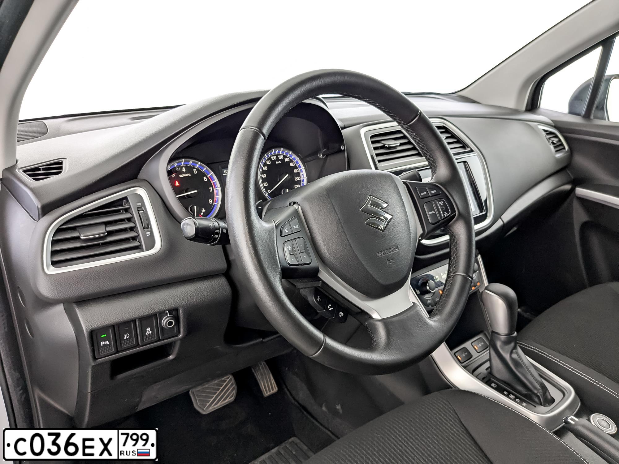 Фото автомобиля SUZUKI SX4, 2018 — госномер Р182УМ62. Цвет: Белый