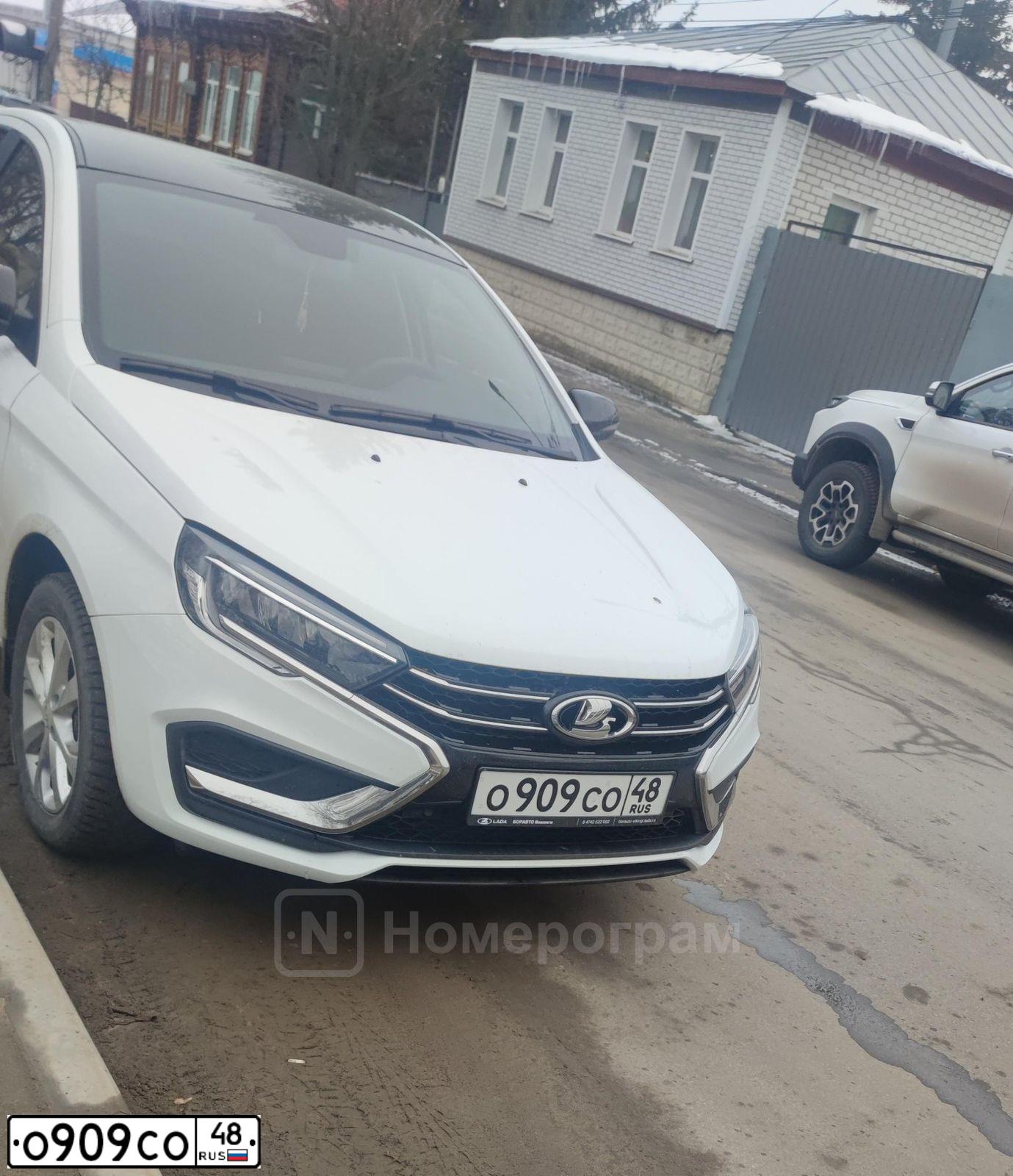 Фото автомобиля LADA VESTA, 2018 — госномер У458ОК48. Цвет: Белый