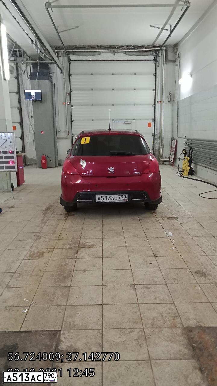 Фото автомобиля PEUGEOT 308, 2009 — госномер А513АС790. Цвет: Красный