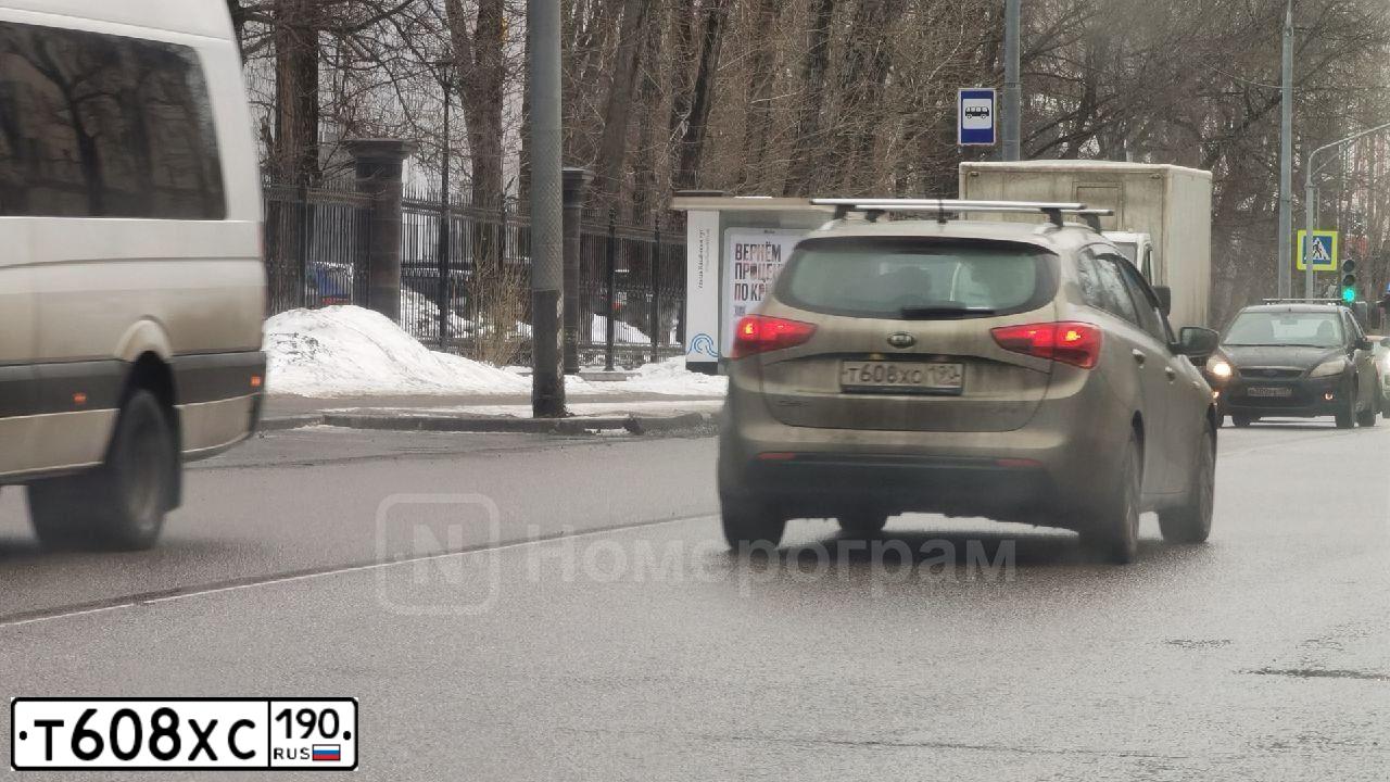 Фото автомобиля FORD FOCUS, 2012 — госномер Т608ХС190. Цвет: КРАСНЫЙ