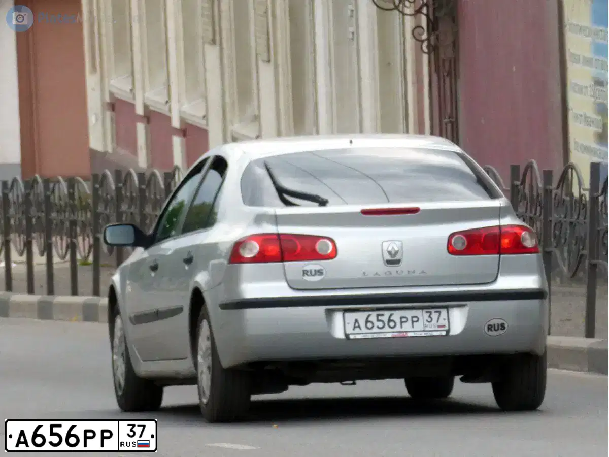 Фото автомобиля RENAULT LAGUNA, 2006 — госномер О095АР550. Цвет: Светло-Серо-Голубой