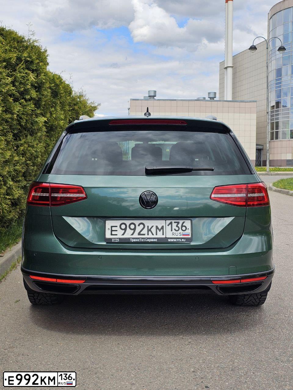 Фото автомобиля VOLKSWAGEN PASSAT, 2018 — госномер Е992КМ136. Цвет: Черно Серый