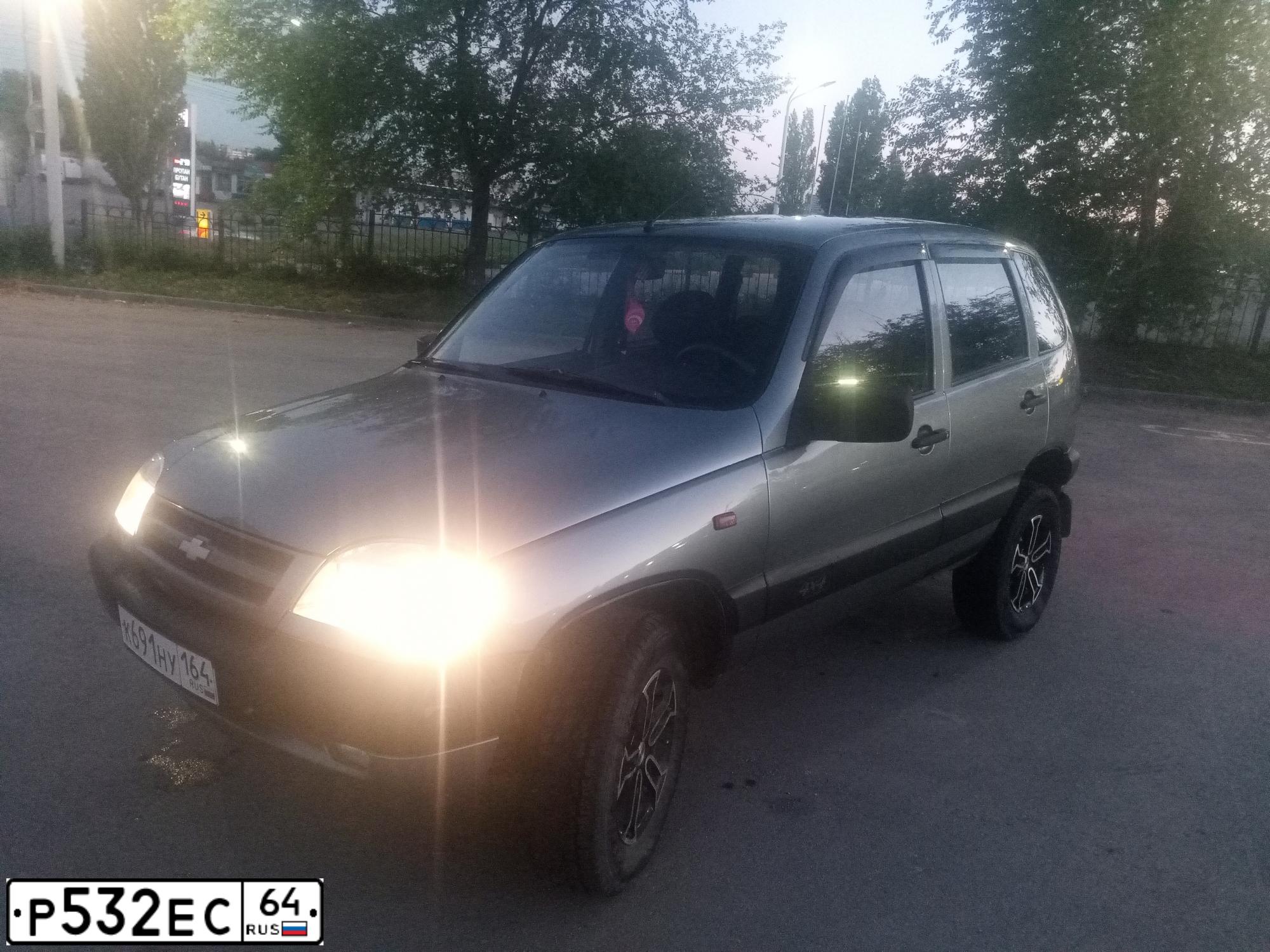 Фото автомобиля CHEVROLET NIVA, 2008 — госномер С270ВК181. Цвет: Темно-серый металлик