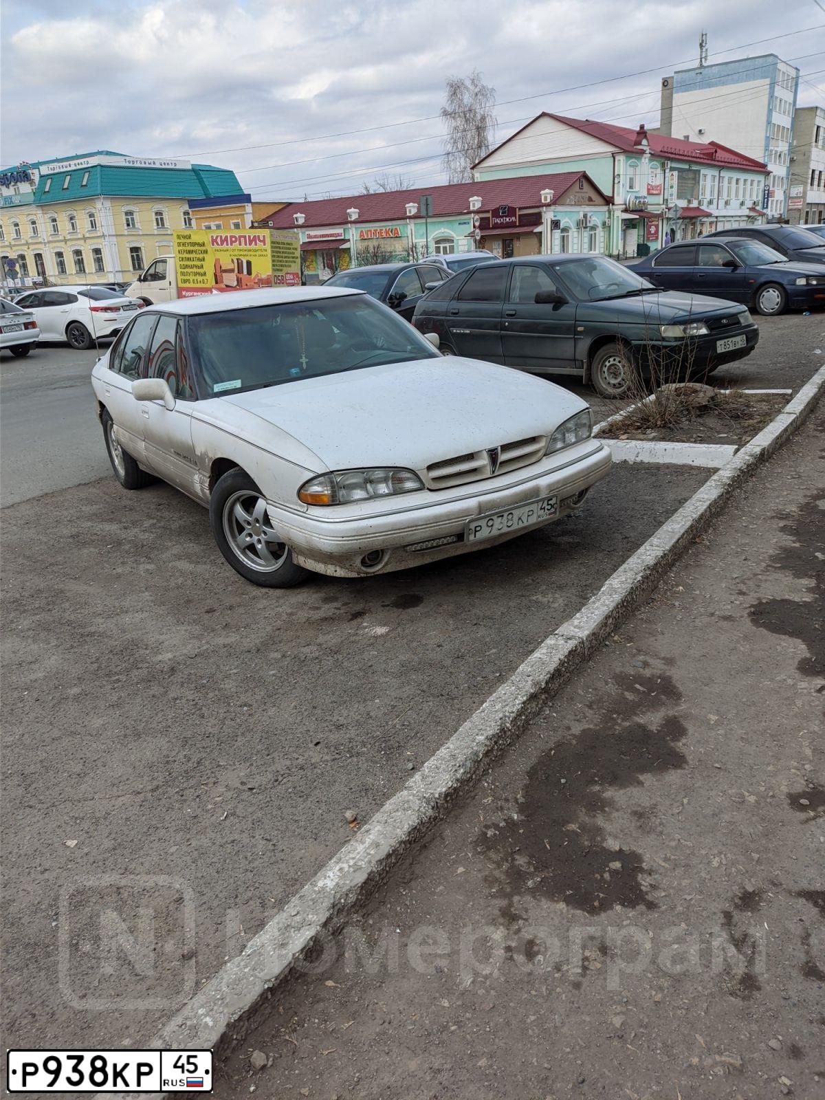Фото автомобиля PONTIAC BONNEVILLE, 1992 — госномер Р938КР45. Цвет: Белый