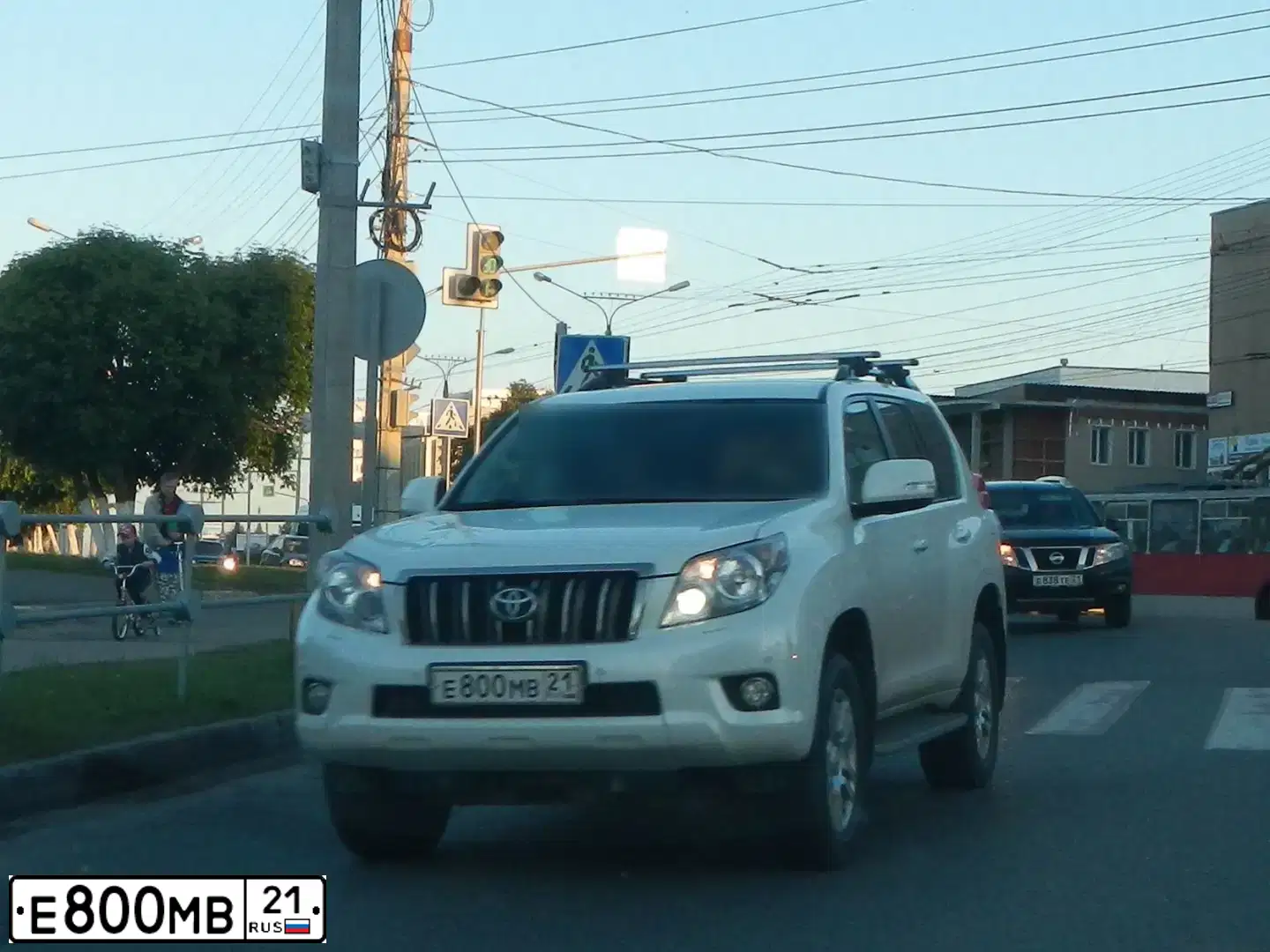 Фото автомобиля TOYOTA LANDCRUISER, 2010 — госномер Е800МВ21. Цвет: БЕЛЫЙ