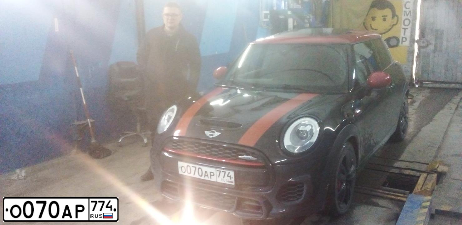 Фото автомобиля МИНИ JOHN COOPER WORKS, 2017 — госномер Х640АН196. Цвет: ЧЕРНЫЙ