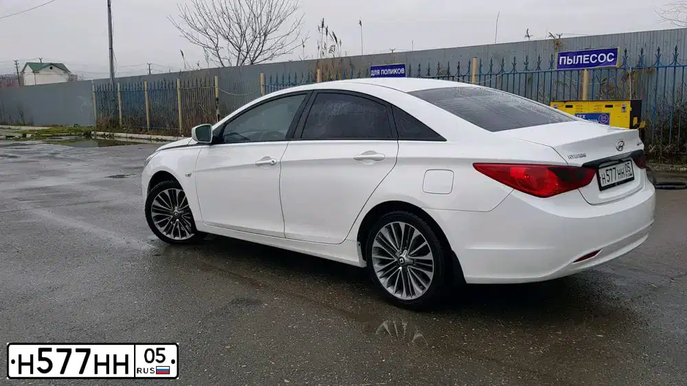 Фото автомобиля HYUNDAI I SONATA, 2011 — госномер Н577НН05. Цвет: БЕЛЫЙ