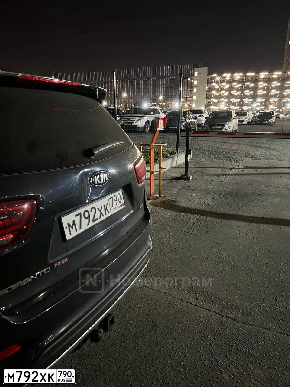 Фото автомобиля KIA SORENTO, 2020 — госномер М792ХК790. Цвет: синий
